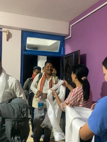 un gruppo di persone in piedi in una stanza di Namo Homestay a Sosing
