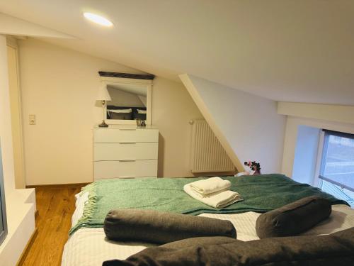 una camera da letto con un letto con una coperta verde di Modern City Apartment in Anklam - Close to Center ad Anklam