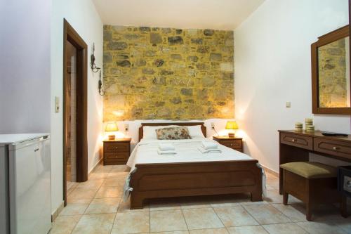 Кровать или кровати в номере Agarathos Traditional Rooms - Pool - Kaliviani -On the road to Balos