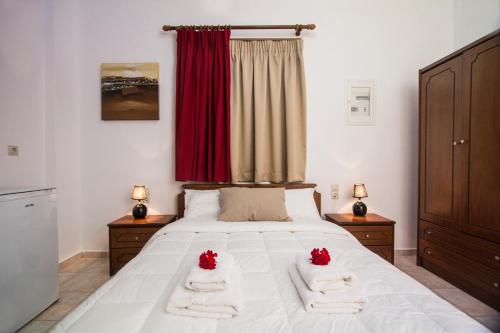 Кровать или кровати в номере Agarathos Traditional Rooms - Pool - Kaliviani -On the road to Balos