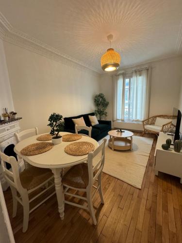 un salon avec une table et un canapé dans l'établissement Magnifique 2 pièces rénové à neuf, Paris 15, Idéalement situé, à Paris