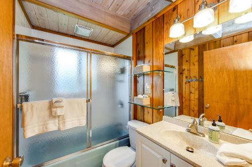 um banheiro com chuveiro, vaso sanitário e pia em Oceanfront Family Cabin 4 Br Wrap-around Deck em Rockaway Beach