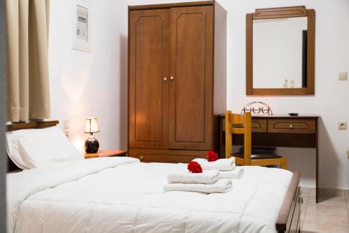 Кровать или кровати в номере Agarathos Traditional Rooms - Pool - Kaliviani -On the road to Balos