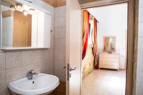 Ванная комната в Agarathos Traditional Rooms - Pool - Kaliviani -On the road to Balos