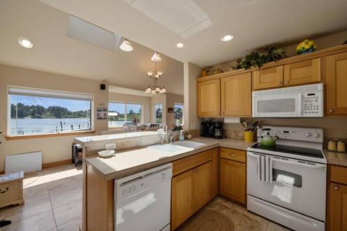Кухня или мини-кухня в Heaven By The Sea 3br Retreat W Lake Views
