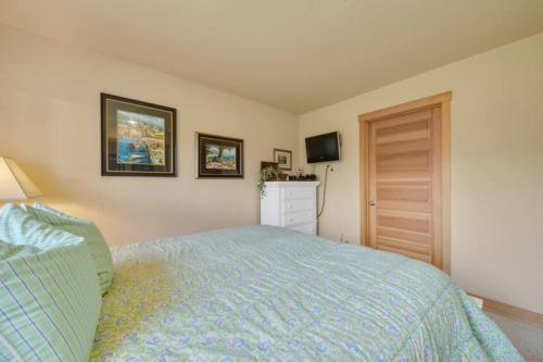 Кровать или кровати в номере Heaven By The Sea 3br Retreat W Lake Views