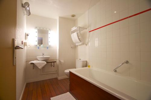 Koupelna v ubytování Cit'Hotel Hôtel de France et d'Europe