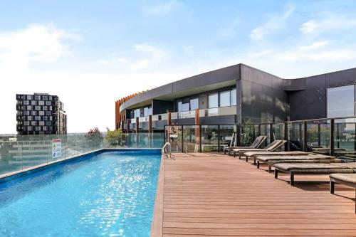 メルボルンにあるIvanhoe Penthouse - Amazing view Masterpiece with parkingのスイミングプール付きの建物