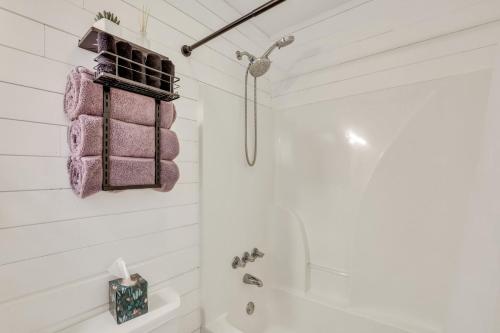 Vannituba majutusasutuses Charming Lowcountry Cottage in the Heart of Beaufort, SC