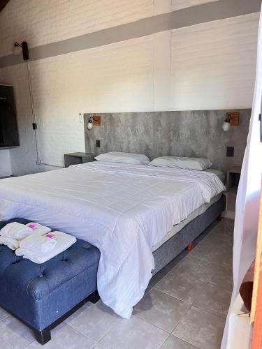 een slaapkamer met een groot bed met twee handdoeken erop bij Los Origenes Lodge Hotel in Concordia