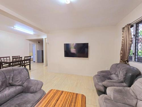 Posezení v ubytování Private Entire Family Stay in Suva