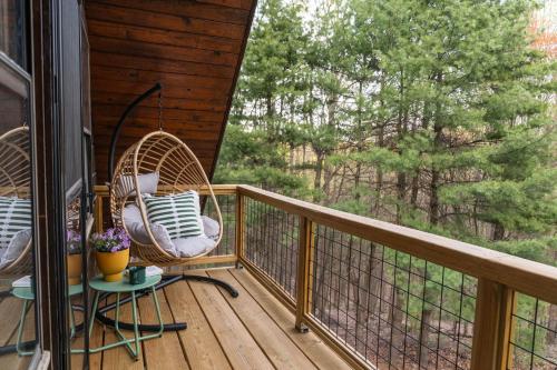 Fotografie z fotogalerie ubytování Stay Near Old Rag/White Oak Falls - Cozy Log Cabin v destinaci Etlan