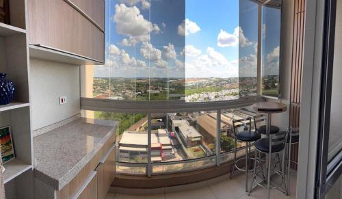 Apartamento Moderno e Aconchegante com vista incrívelにあるバルコニーまたはテラス