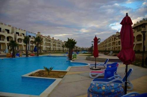 Piscine de l'établissement شاليه للايجار في العين السخنة قرية بالم بيتش للعائلات فقط ou située à proximité