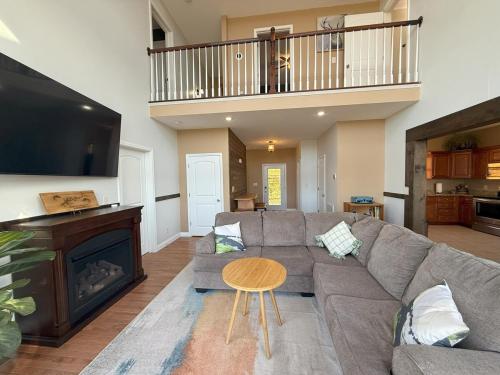 Posezení v ubytování Spacious & Bright Lake Cabin, pet friendly, 8 beds