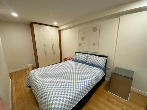 Ένα ή περισσότερα κρεβάτια σε δωμάτιο στο Cozy Room in Modern Apartment - Perfect Location
