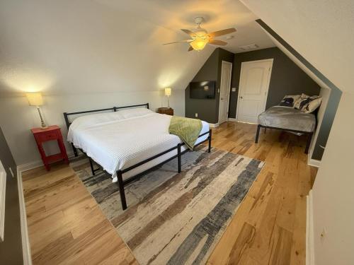 Postel nebo postele na pokoji v ubytování Spacious & Bright Lake Cabin, pet friendly, 8 beds