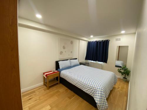 Postel nebo postele na pokoji v ubytování Cozy Room in Modern Apartment - Perfect Location
