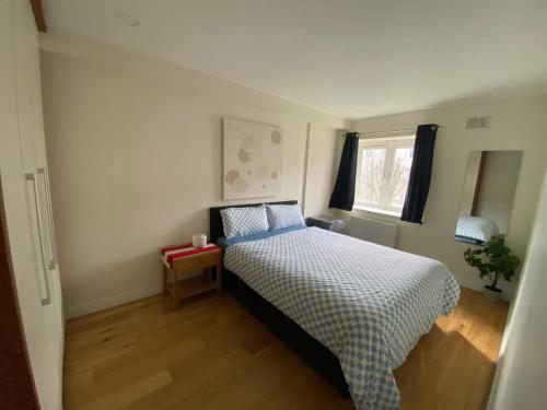 Ένα ή περισσότερα κρεβάτια σε δωμάτιο στο Cozy Room in Modern Apartment - Perfect Location