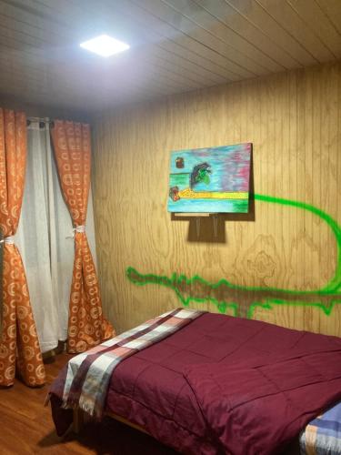 Ecosenderos في بويرتو سيزنز: غرفة نوم بسرير ودهان على الحائط