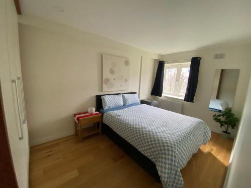 Ένα ή περισσότερα κρεβάτια σε δωμάτιο στο Cozy Room in Modern Apartment - Perfect Location