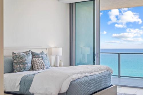 Ένα ή περισσότερα κρεβάτια σε δωμάτιο στο Ocean Front 2BR 2.5BA Lux Condo on Singer Island