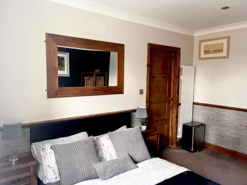 una camera da letto con un letto con uno specchio sopra di esso di THE LOG CABIN no neighbours sleeps up to 5 people Free parking Bfst drinks PET FRIENDLY a Leicester