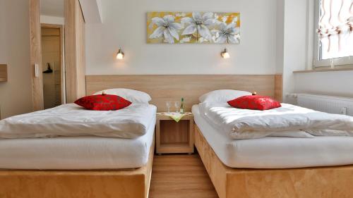 A bed or beds in a room at Das Falk Apartmenthaus