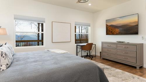 Φωτογραφία από το άλμπουμ του Modern Mountain House with Amazing Views and Hot Tub σε Lake Junaluska