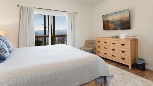 Φωτογραφία από το άλμπουμ του Modern Mountain House with Amazing Views and Hot Tub σε Lake Junaluska
