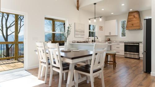 Φωτογραφία από το άλμπουμ του Modern Mountain House with Amazing Views and Hot Tub σε Lake Junaluska