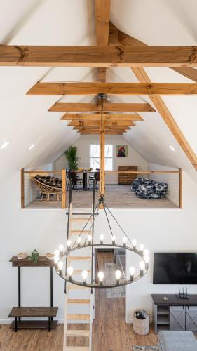 Φωτογραφία από το άλμπουμ του Modern Mountain House with Amazing Views and Hot Tub σε Lake Junaluska