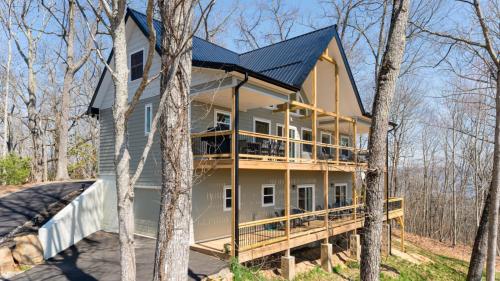 Φωτογραφία από το άλμπουμ του Modern Mountain House with Amazing Views and Hot Tub σε Lake Junaluska