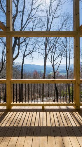 Φωτογραφία από το άλμπουμ του Modern Mountain House with Amazing Views and Hot Tub σε Lake Junaluska