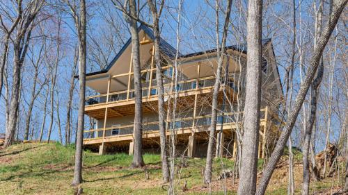 Φωτογραφία από το άλμπουμ του Modern Mountain House with Amazing Views and Hot Tub σε Lake Junaluska