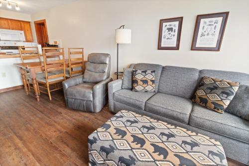 een woonkamer met een bank en een stoel bij Rimfire 150 in Slaty Fork