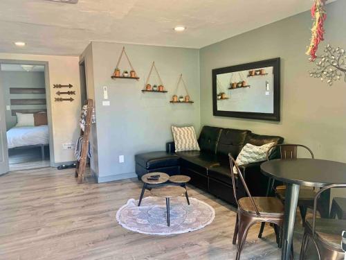 Χώρος καθιστικού στο The Modern Blue- Walk to Downtown Prescott