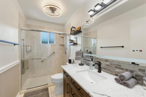 Un baño de Pine Nest Retreat Saloon and Scenic Views