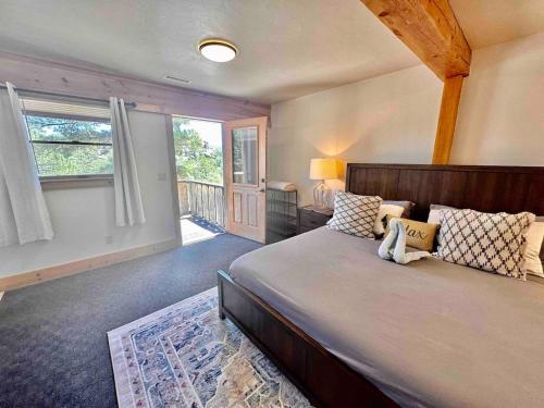 a bedroom with a large bed and a balcony at Timber Terrace .9 mi Downtown pet friendly in Prescott