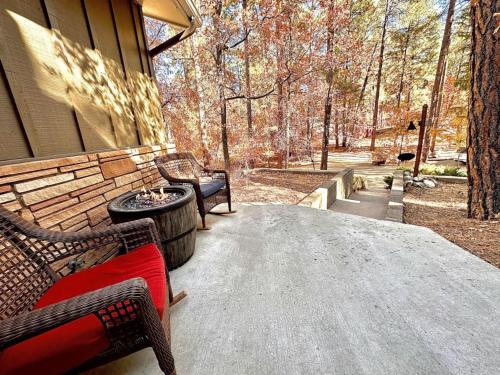 Gambar di galeri bagi Pine Cone Lodge Fire Pit BBQ Ping Pong di Prescott