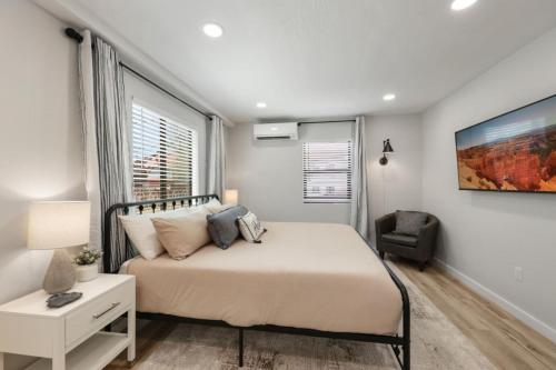 una camera da letto con un letto e una sedia di Downtown Urban Hideaway New Listing a Prescott