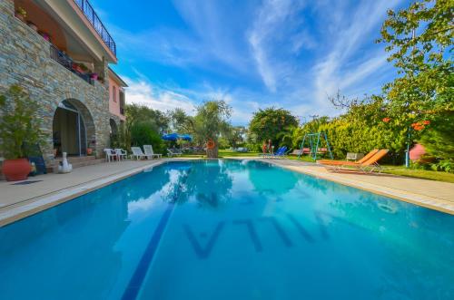 una piscina de agua azul en un patio en Villa Eden, en Limenas