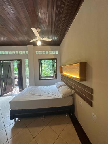 a bed in a room with a ceiling at Recanto Serenare in Angra dos Reis