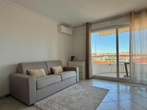 Elegant Apartment with Private Pool, Parking & 5min to beach