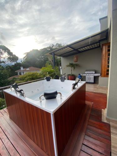 a hot tub sitting on a wooden deck at Villa Fátima dapa in Yumbo