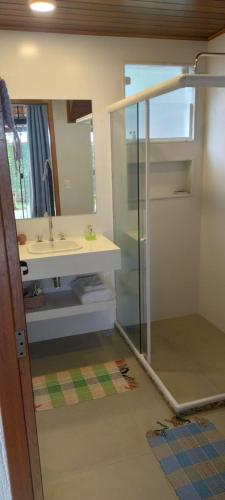 a bathroom with a sink and a mirror at Casa da Pitanga Lumiar in Lumiar