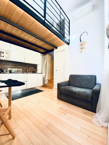 ein Wohnzimmer mit Sofa und Tisch in der Unterkunft Isola View Bosco Verticale in Mailand