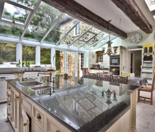 - une grande cuisine avec un grand évier et des fenêtres dans l'établissement Moulin des Rondelles, à Cerisy-la-Forêt