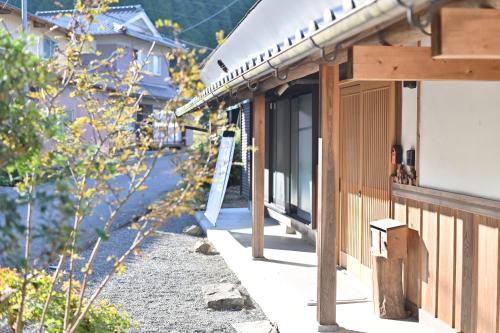 a building with a window on the side of it at 古民家ゲストハウスSatoyama in Kokuryō