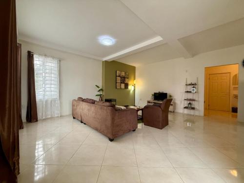 a living room with two couches and a table at 2 Slaapkamer Appartement in Paramaribo-Noord in Paramaribo
